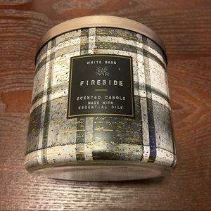 Fireside Holiday Candle NWT & FREE SHIPPING